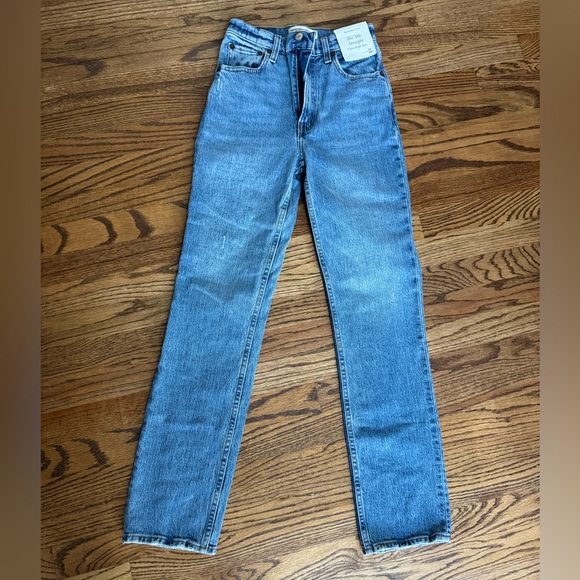 Abercrombie & Fitch Blue The 90’s Straight Ultra High Rise Jeans 24 00 NWT - Picture 1 of 4